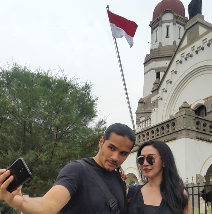 14 Tahun Bersama, Ini 10 Kemesraan Romy Rafael dan Istri