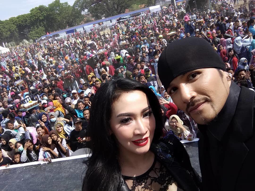 14 Tahun Bersama, Ini 10 Kemesraan Romy Rafael dan Istri