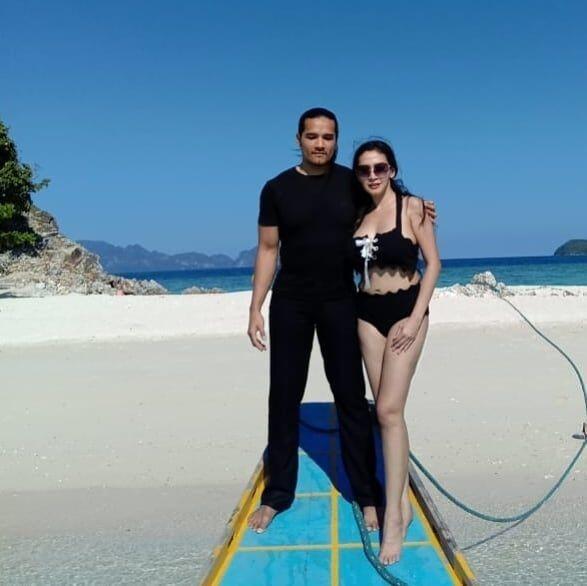 14 Tahun Bersama, Ini 10 Kemesraan Romy Rafael dan Istri