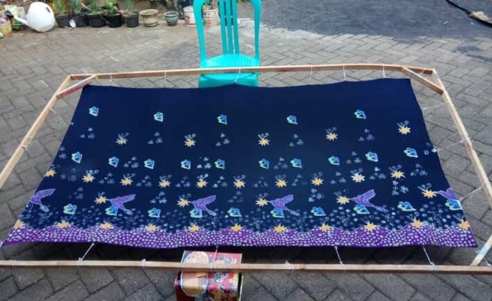 Pelatihan Pewarnaan Batik 2 Warna oleh Mahasiswa KKN UM
