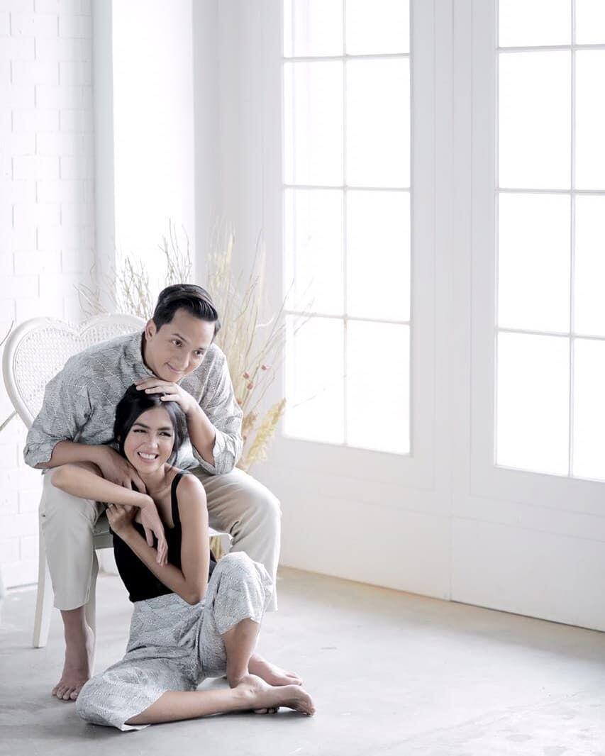 Bernuansa Batik 9 Ide Foto Prewed Ge Pamungkas Ini Romantis Banget