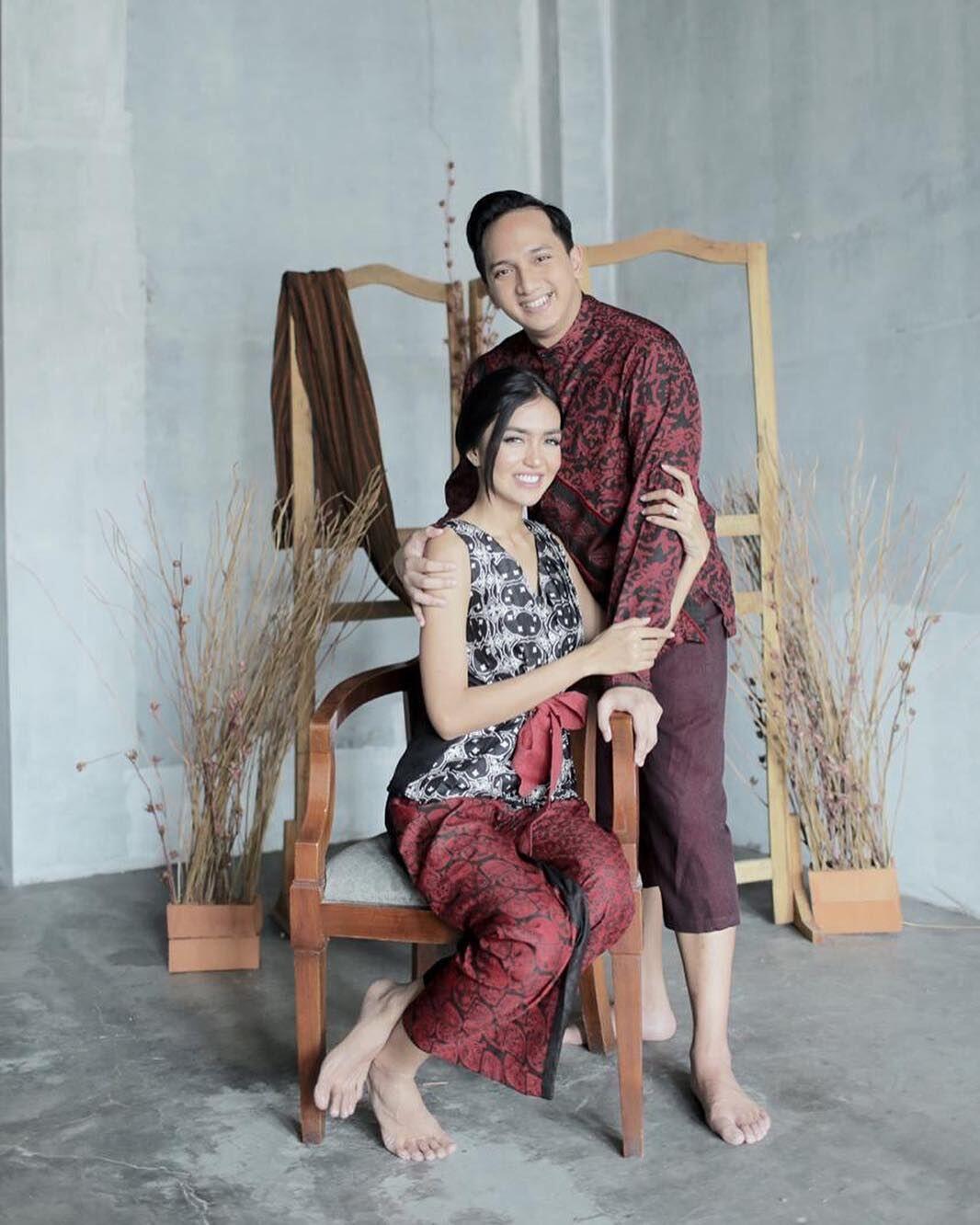 Bernuansa Batik, 9 Ide Foto Prewed Ge Pamungkas Ini Romantis Banget