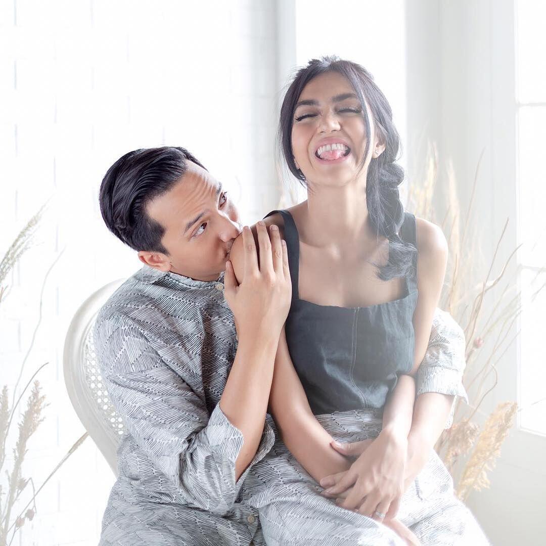 Bernuansa Batik, 9 Ide Foto Prewed Ge Pamungkas Ini Romantis Banget