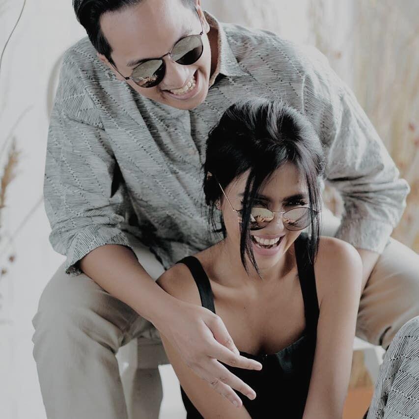 Bernuansa Batik, 9 Ide Foto Prewed Ge Pamungkas Ini Romantis Banget