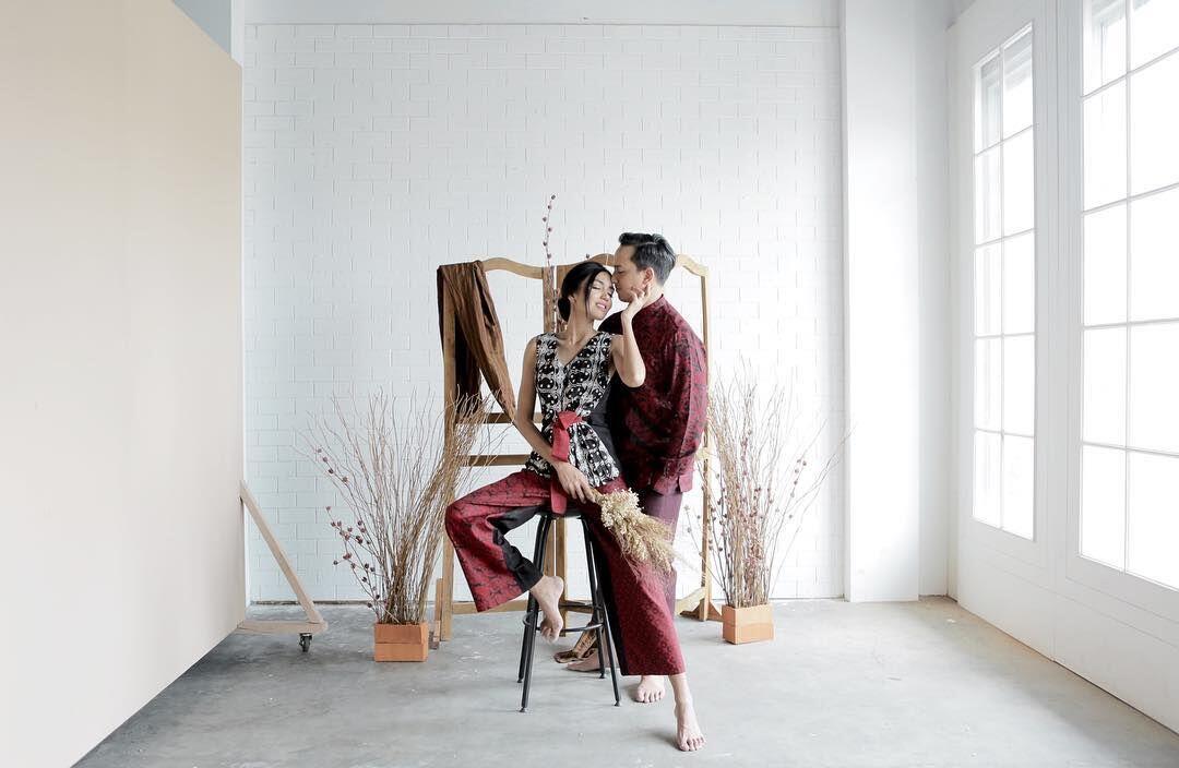 Bernuansa Batik, 9 Ide Foto Prewed Ge Pamungkas Ini Romantis Banget