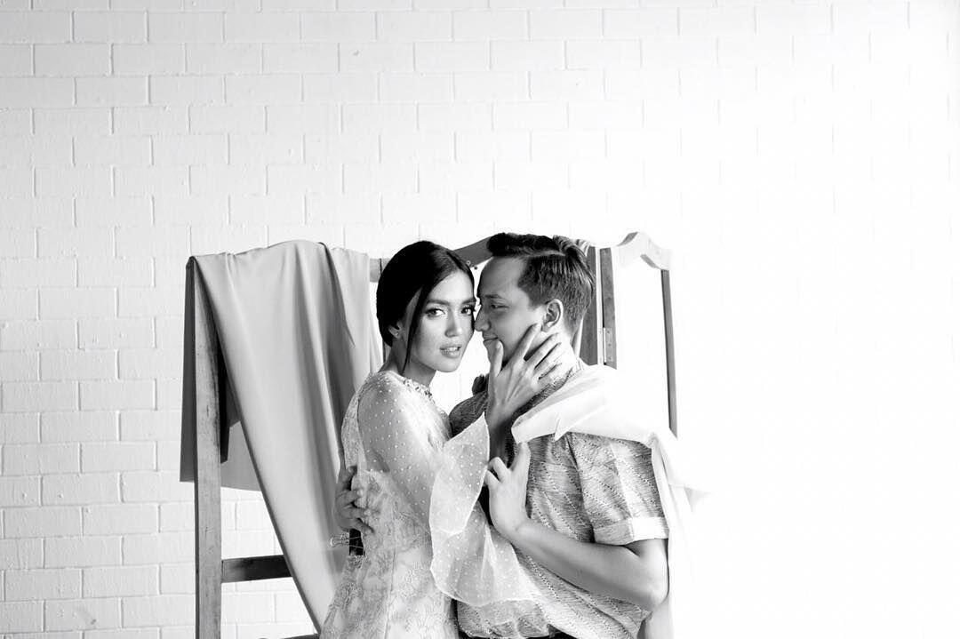 Bernuansa Batik, 9 Ide Foto Prewed Ge Pamungkas Ini Romantis Banget