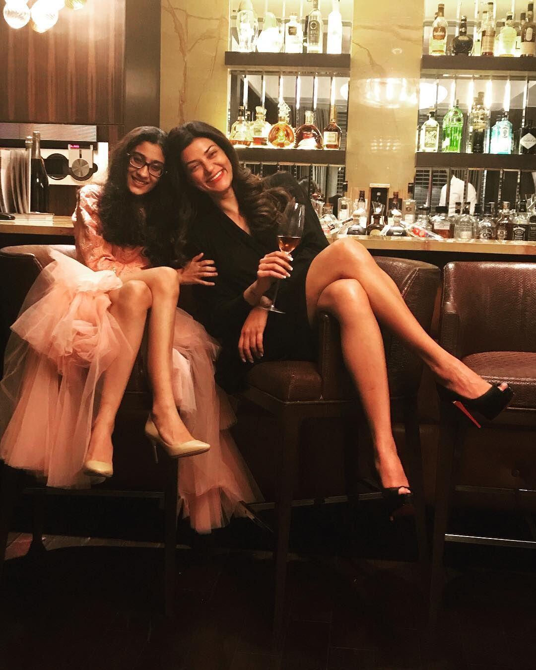 Super Mom! 10 Momen Manis Sushmita Sen Bersama Dua Putri Adopsinya