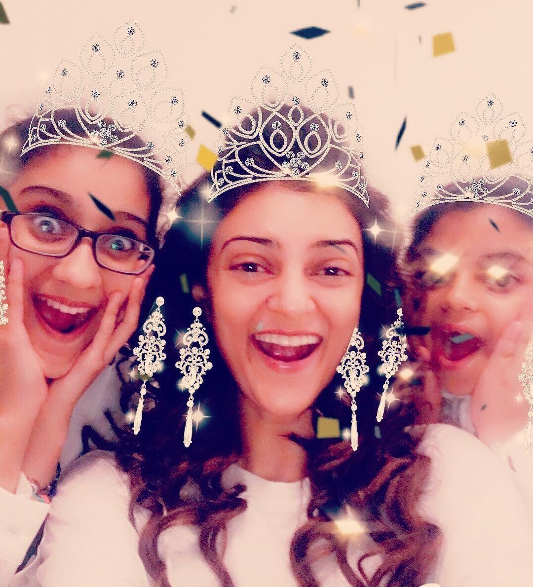 Super Mom! 10 Momen Manis Sushmita Sen Bersama Dua Putri Adopsinya