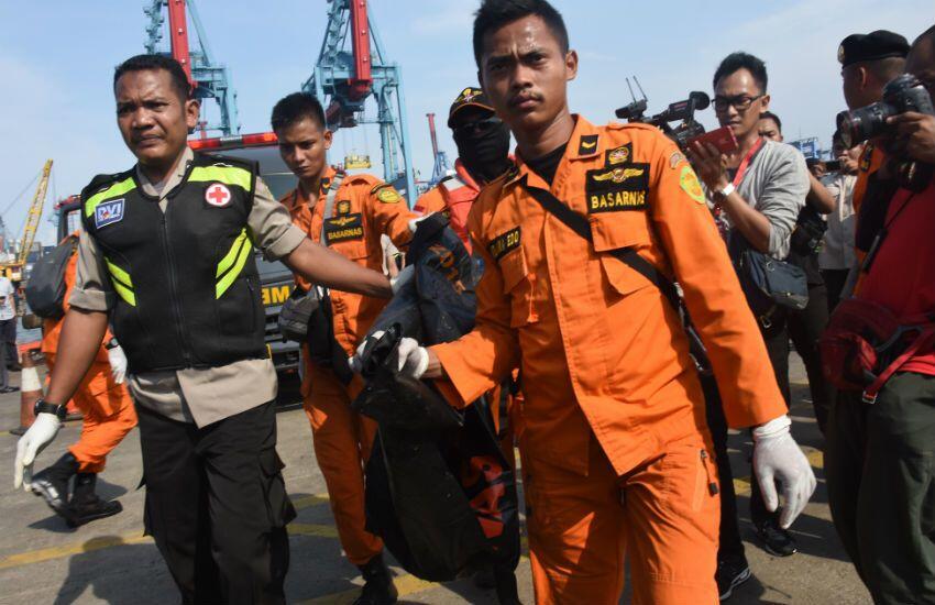 FOTO: Begini Proses Evakuasi Korban dan Serpihan Lion Air JT 610