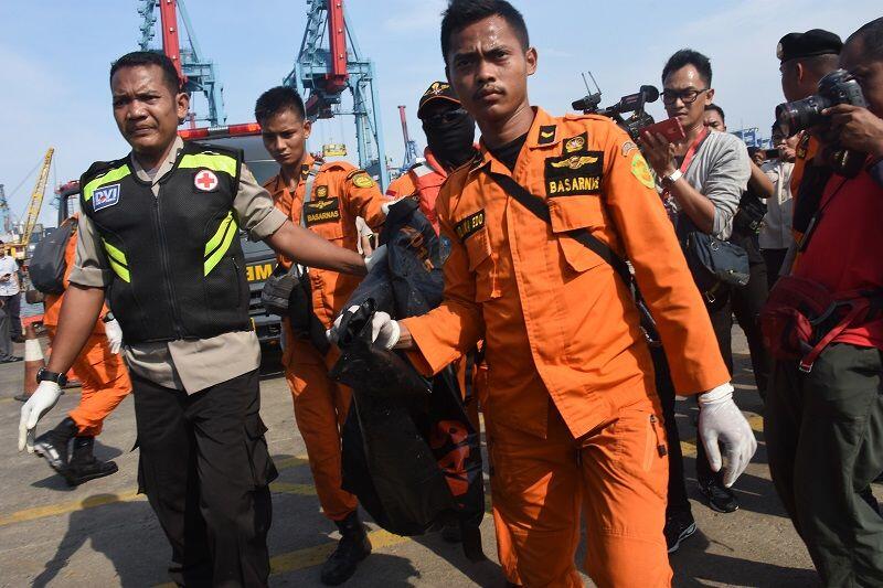 FOTO: Begini Proses Evakuasi Korban dan Serpihan Lion Air JT 610