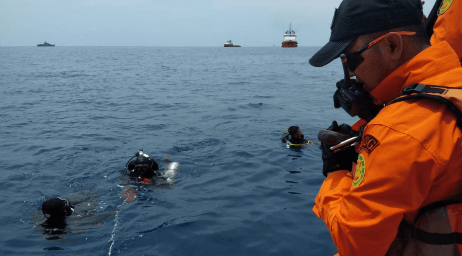 FOTO: Begini Proses Evakuasi Korban dan Serpihan Lion Air JT 610