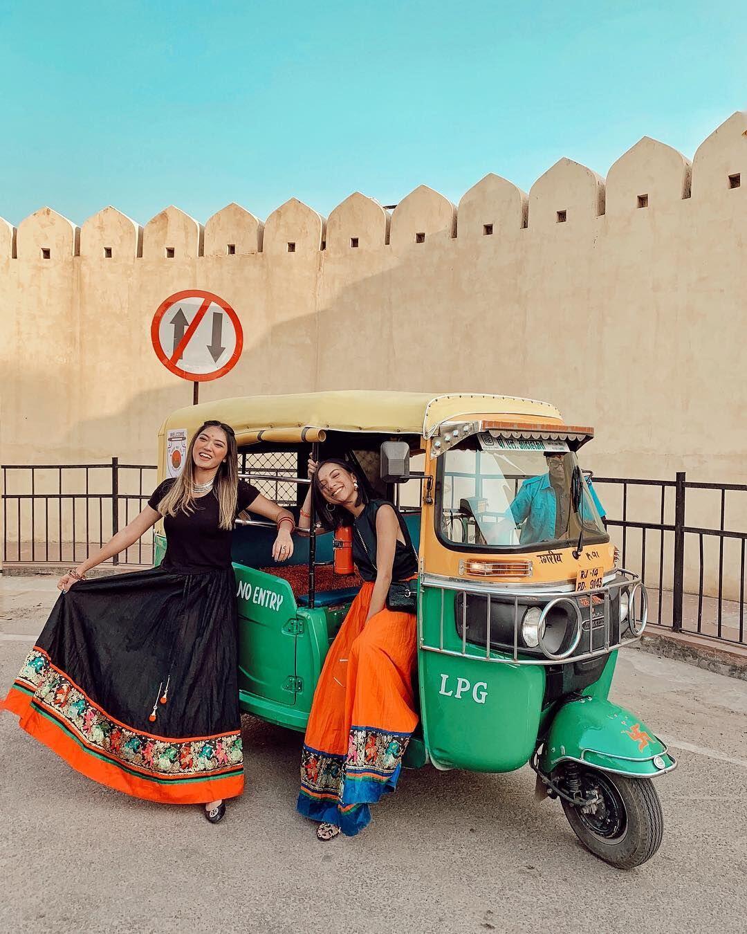 9 Potret Serunya Liburan Nazla Alifa & Dindra Nashriyah di India!