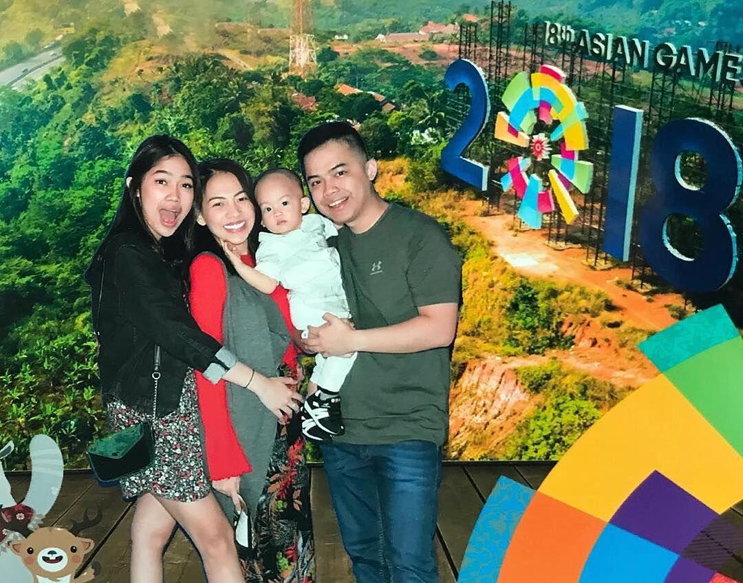 Hamil Anak Kedua, 10 Potret Bahagia Keluarga Kezia Karamoy