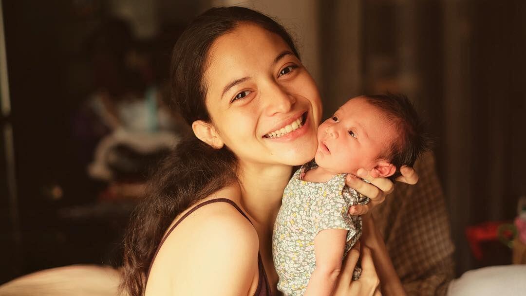 Jadi Ibu Baru, Ini 9 Potret Kedekatan Putri Marino dan Surinala