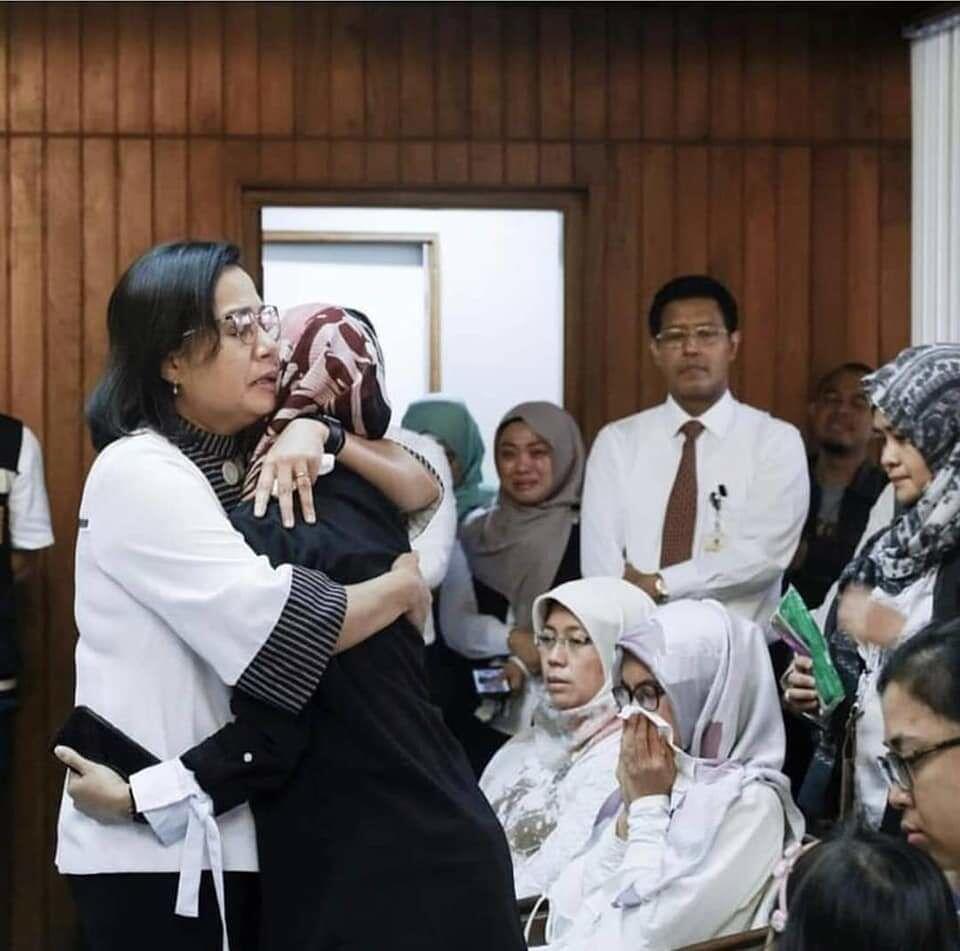 Tangis Sri Mulyani Pecah Saat Temui Keluarga Korban Lion Air