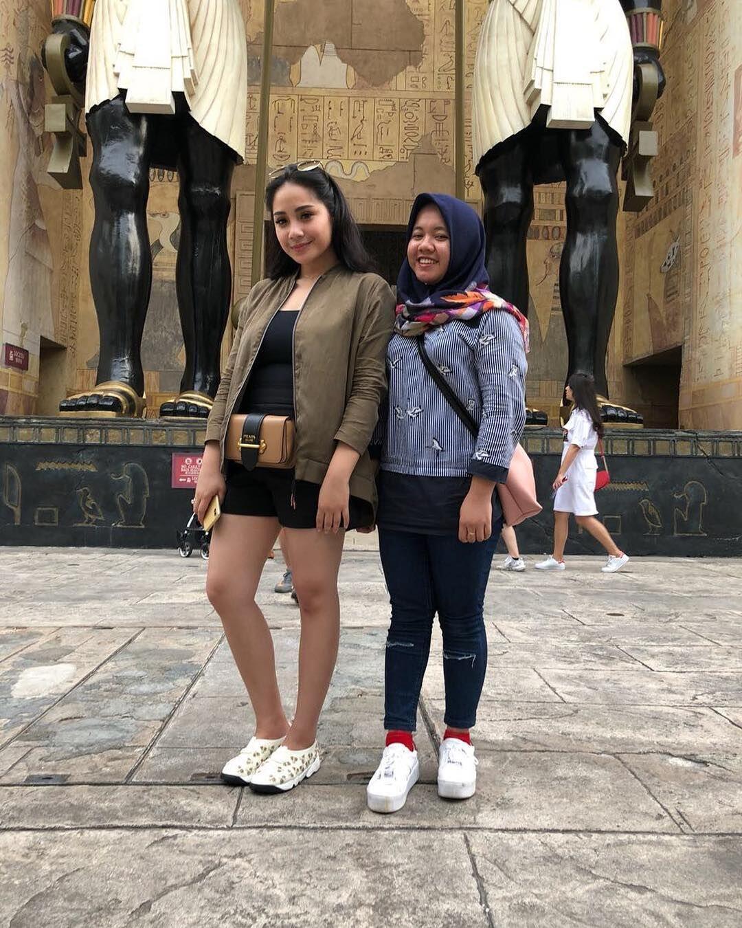 8 Gaya Fashion Cetar dengan Outfit Berkelas ala Nagita Slavina