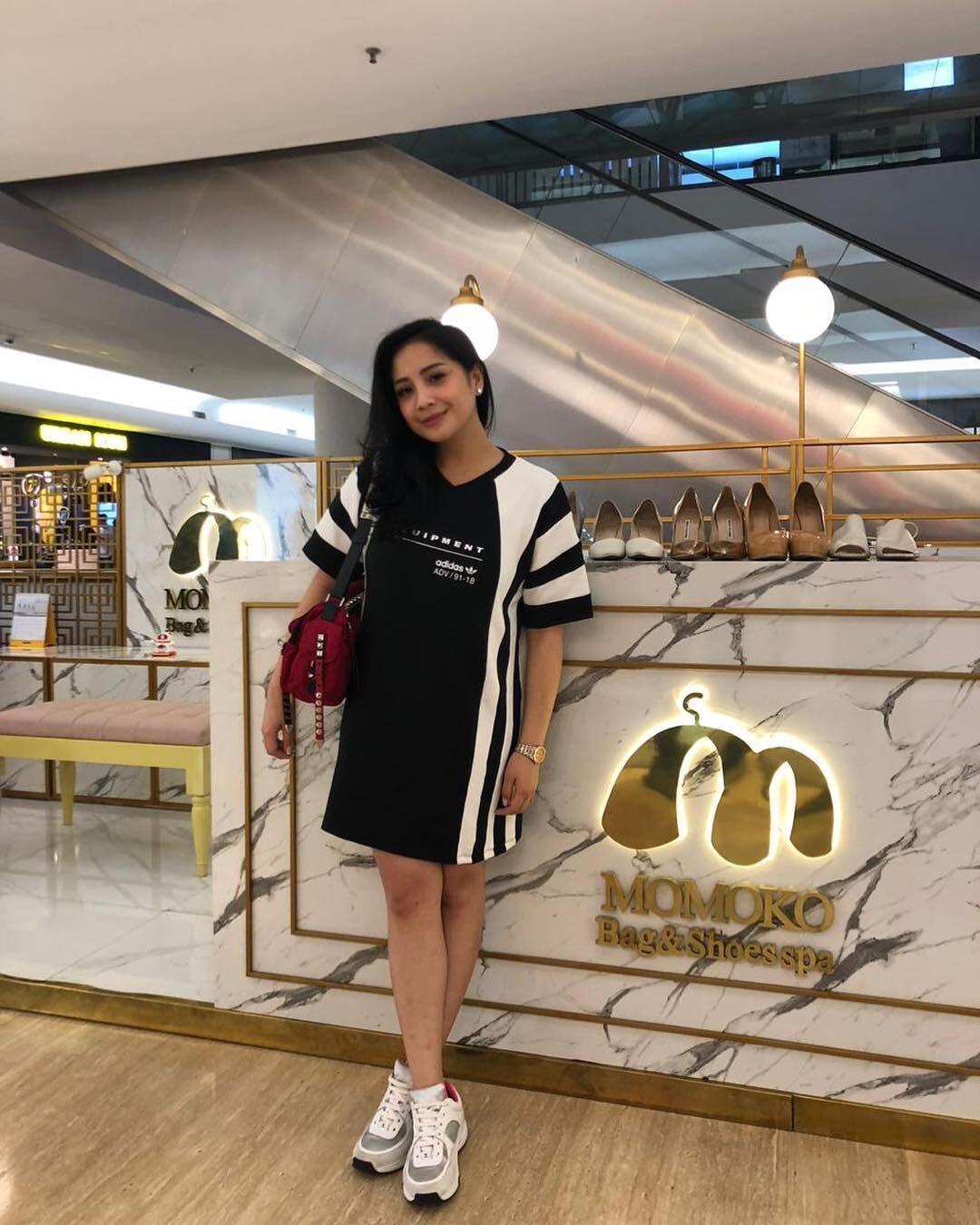 8 Gaya Fashion Cetar dengan Outfit Berkelas ala Nagita Slavina