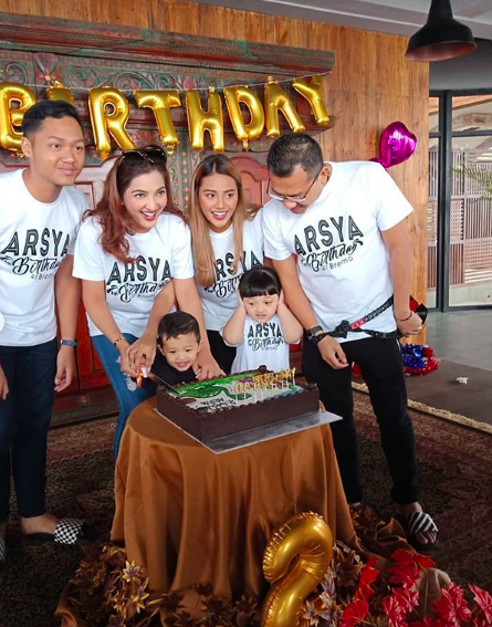 10 Momen Ultah ke-2 Arsya Hermansyah di Bromo, Kekeluargaan Banget!