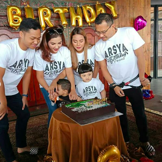 10 Momen Ultah ke-2 Arsya Hermansyah di Bromo, Kekeluargaan Banget!