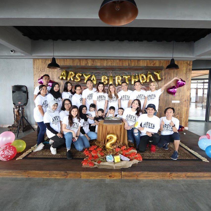 10 Momen Ultah ke-2 Arsya Hermansyah di Bromo, Kekeluargaan Banget!