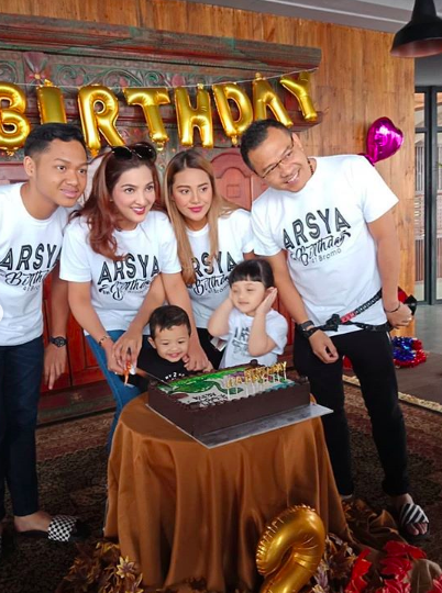10 Momen Ultah ke-2 Arsya Hermansyah di Bromo, Kekeluargaan Banget!