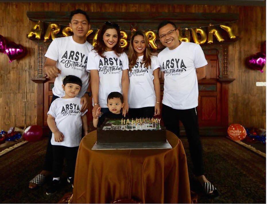 10 Momen Ultah ke-2 Arsya Hermansyah di Bromo, Kekeluargaan Banget!