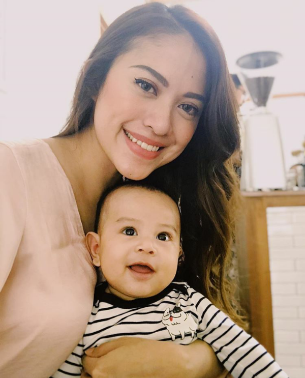 10 Potret Cynthia Riza, Istri Giring Ganesha yang Kayak Masih Gadis