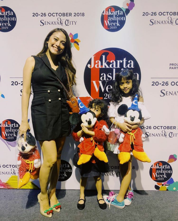 10 Potret Cynthia Riza, Istri Giring Ganesha yang Kayak Masih Gadis