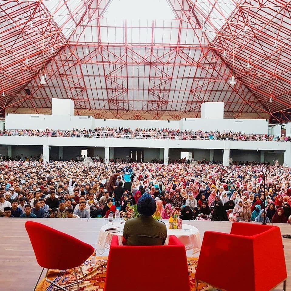 Lembut Berkharisma, Ini 10 Hal Menarik dari Ustaz Hanan Attaki