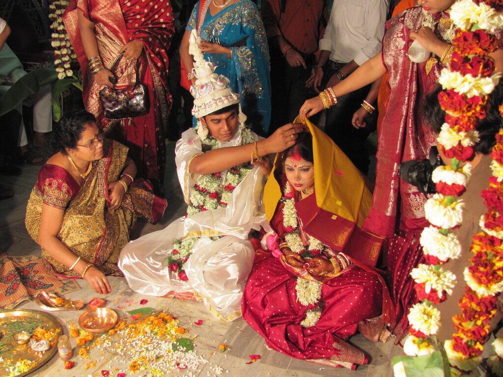 Tak Hanya Riasan Wajah, Ini Makna Sindoor di Dahi Wanita India