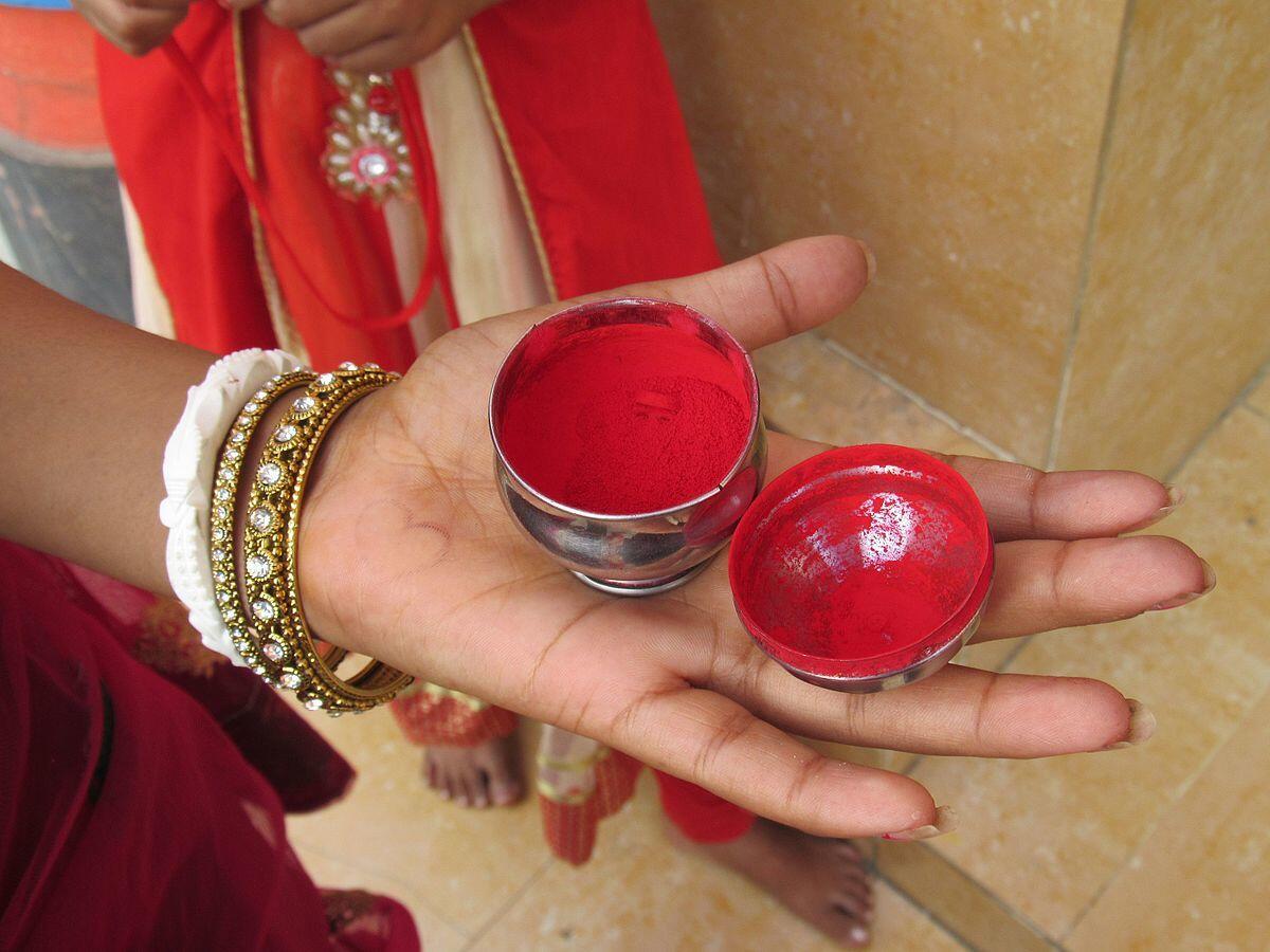 Tak Hanya Riasan Wajah, Ini Makna Sindoor di Dahi Wanita India