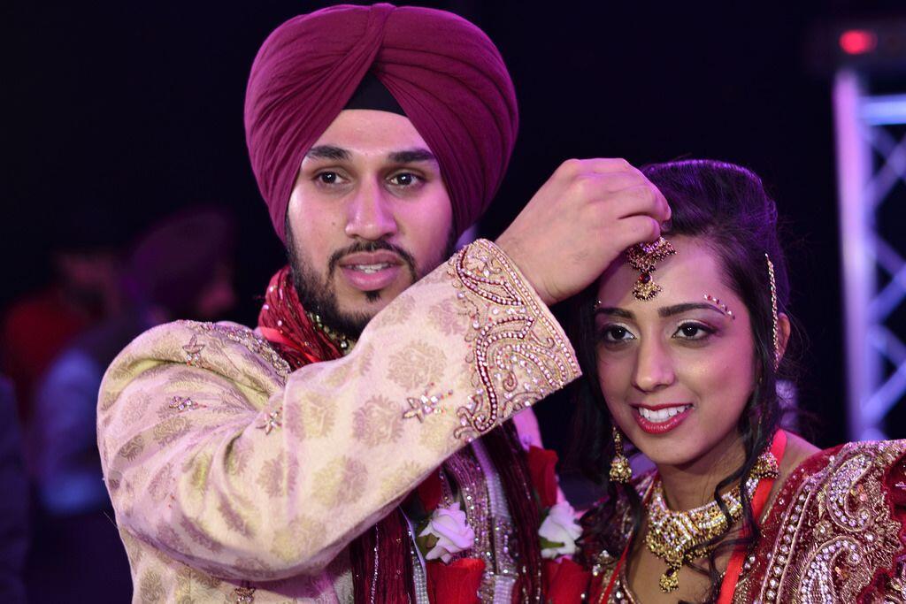 Tak Hanya Riasan Wajah, Ini Makna Sindoor di Dahi Wanita India