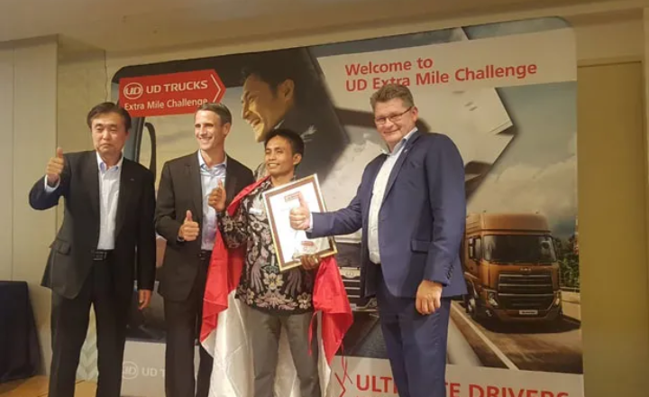 Eko Yulianto Sabet Gelar Sopir Truk Terbaik Dunia !!!!