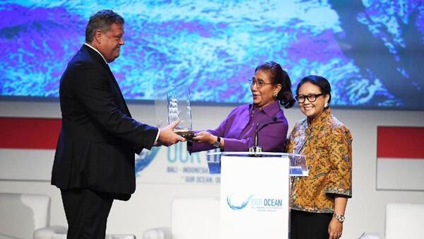 Tutup Konferensi Laut Dunia, Susi dan Menlu Beri Pinisi ke Norwegia
