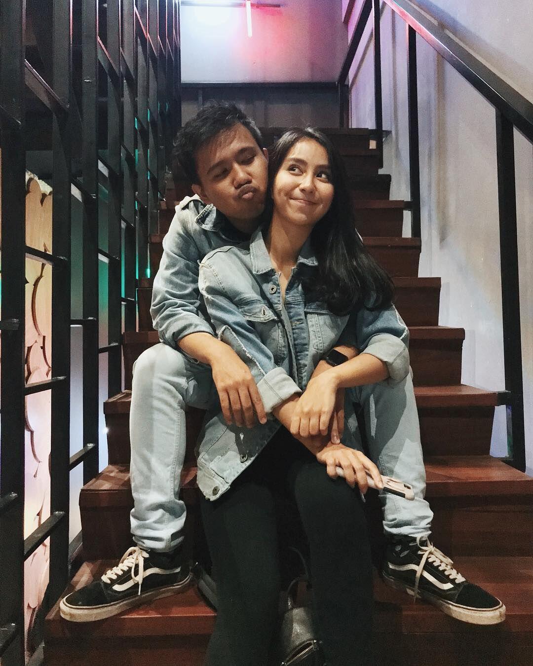 Makin Mesra, Inilah 10 Potret Manis Joshua Suherman dan Clairine