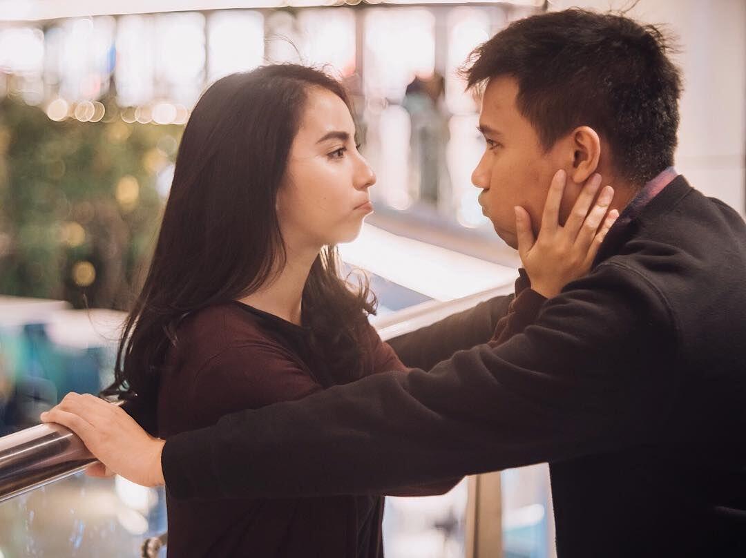 Makin Mesra, Inilah 10 Potret Manis Joshua Suherman dan Clairine
