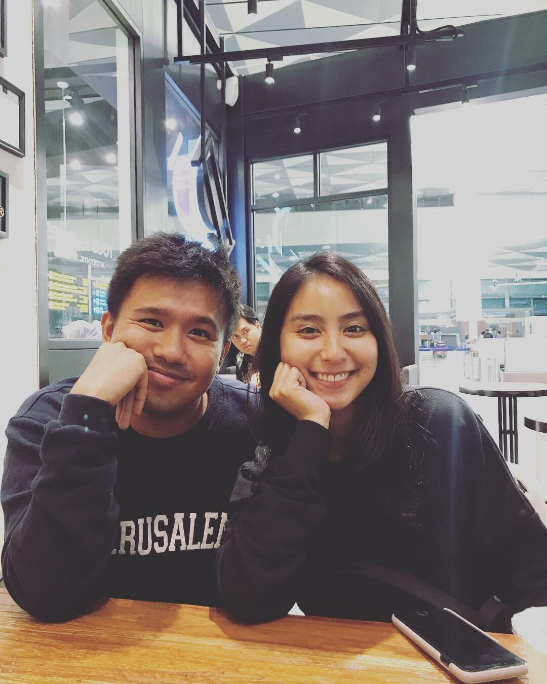 Makin Mesra, Inilah 10 Potret Manis Joshua Suherman dan Clairine