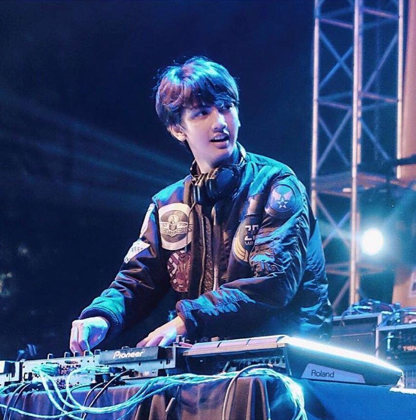 10 Potret Ari Irham, Aktor Sekaligus DJ yang Mirip Oppa Korea