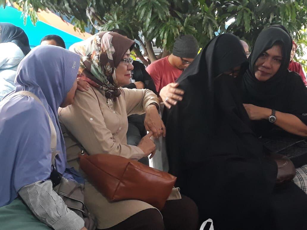 Isak Tangis Keluarga Korban Pecah di Rumah Sakit Polri Kramat Jati