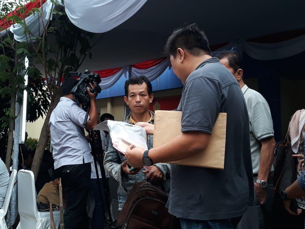 Isak Tangis Keluarga Korban Pecah di Rumah Sakit Polri Kramat Jati