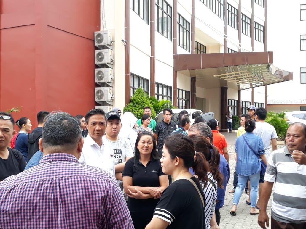 Isak Tangis Keluarga Korban Pecah di Rumah Sakit Polri Kramat Jati