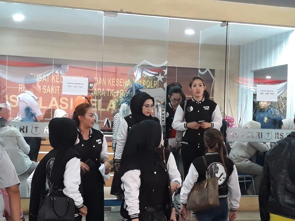 Isak Tangis Keluarga Korban Pecah di Rumah Sakit Polri Kramat Jati