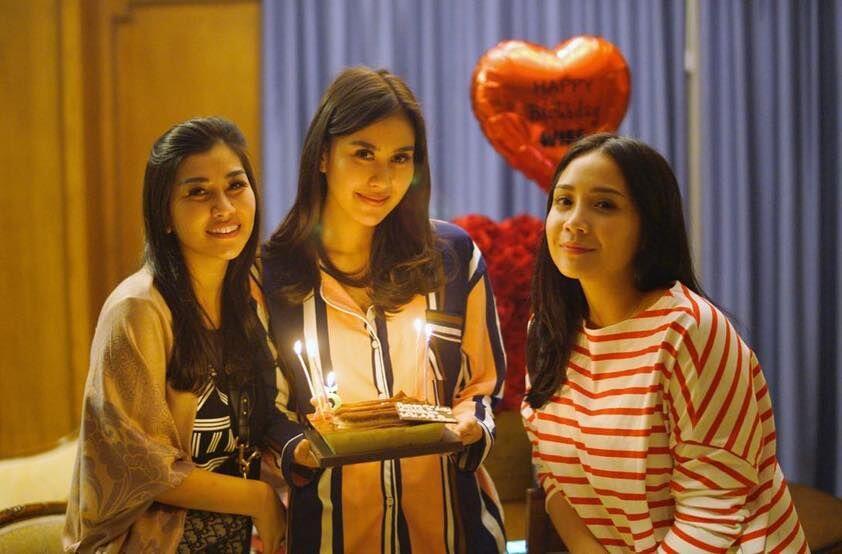 10 Potret Seru Kejutan Ultah Syahnaz dari Nagita Slavina dan Keluarga