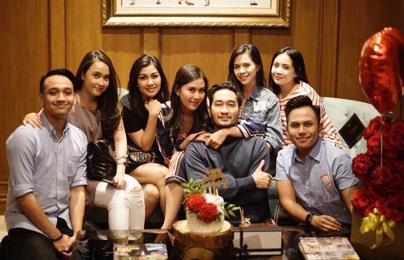 10 Potret Seru Kejutan Ultah Syahnaz dari Nagita Slavina dan Keluarga