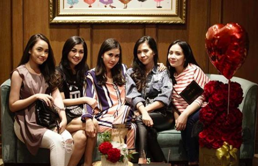 10 Potret Seru Kejutan Ultah Syahnaz dari Nagita Slavina dan Keluarga