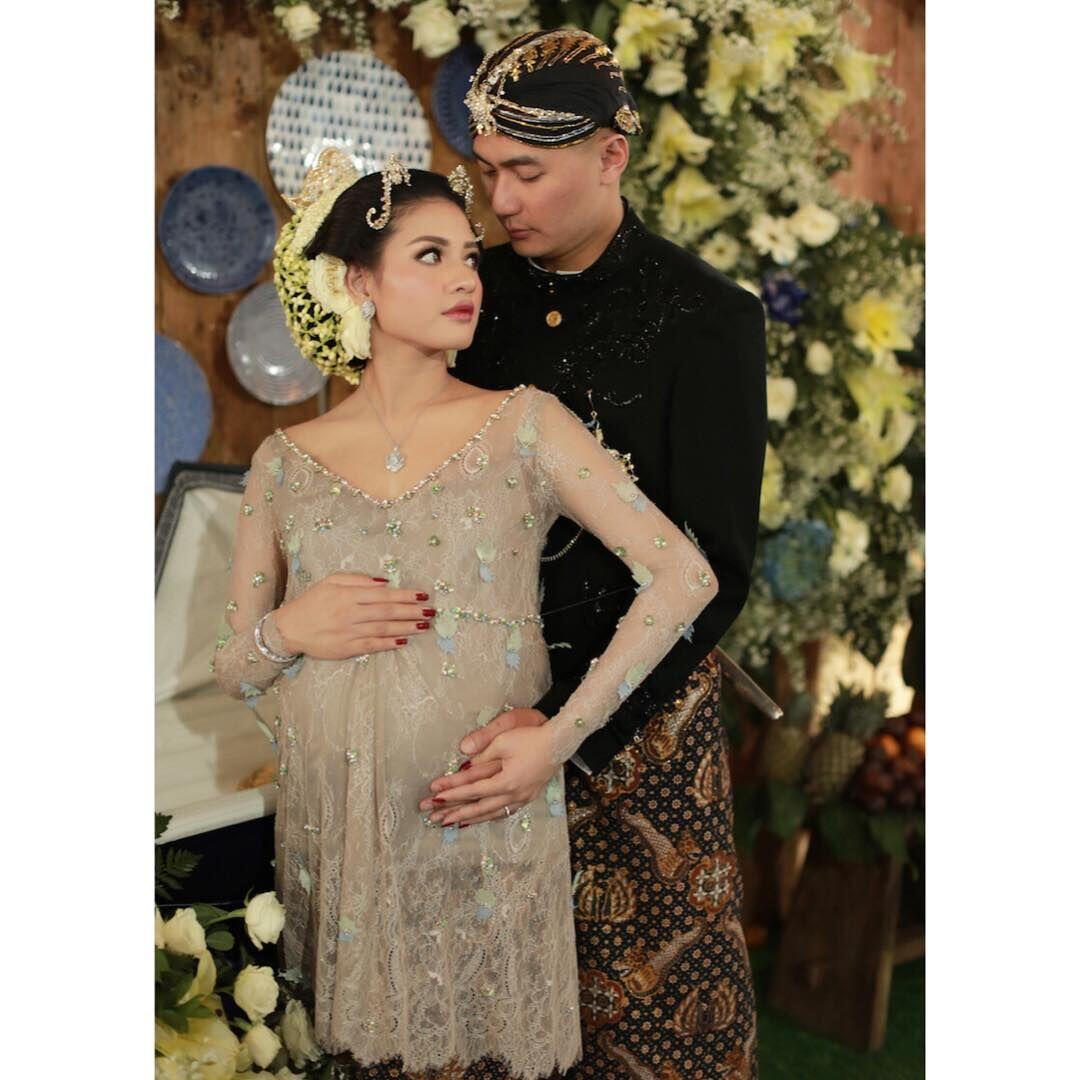 Makin Memesona, Ini 10 Foto Kehamilan Selly Wilson yang Curi Perhatian