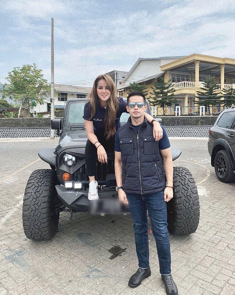 Suami Lebih Muda, Ini 10 Potret Olla Ramlan dan Aufar Hutapea