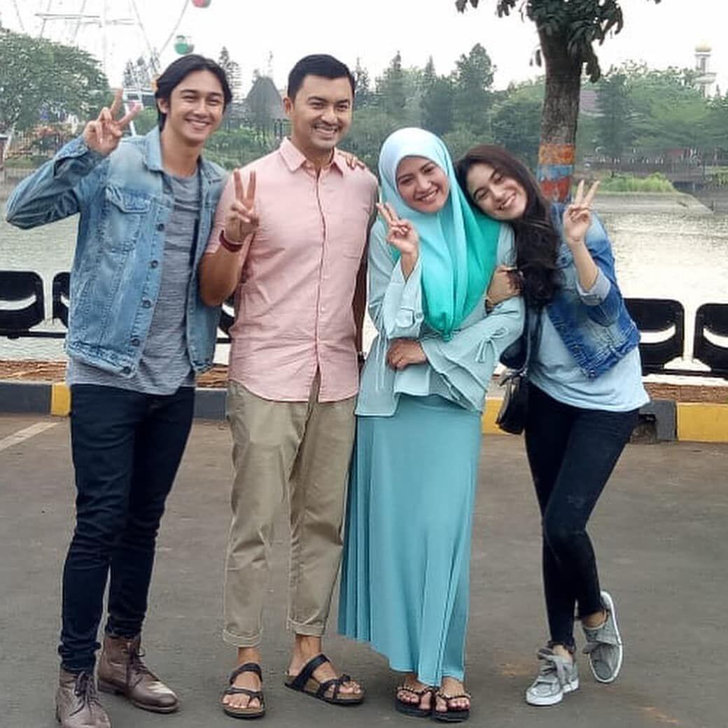 Bak Keluarga, Ini 10 Potret Kedekatan Pemain Sinetron Anak Langit