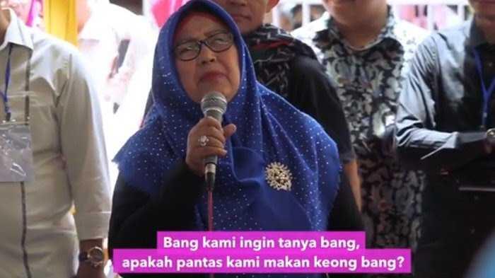 Sandi dapat cerita dari Bu Sofia dan Bu Bunga harga-harga di Bogor mahal