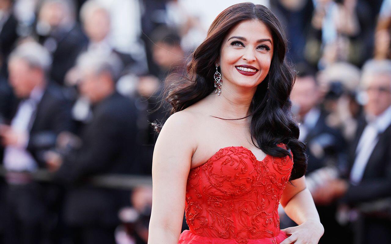 5 Artis Ngetop Bollywood yang Pernah Menyabet Penghargaan Terburuk